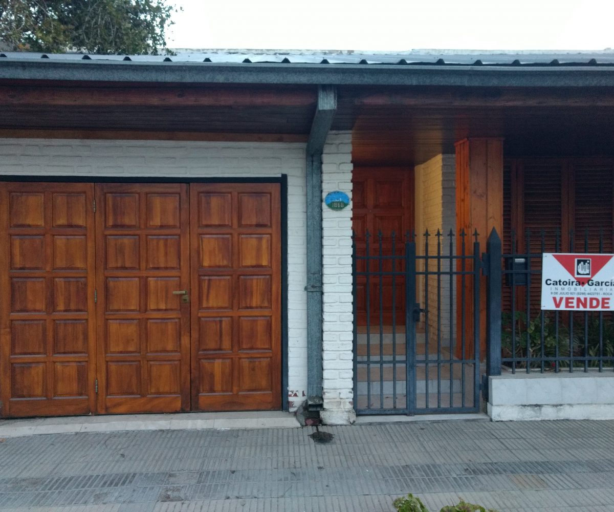 Casa de 3 dormitorios (uno en suite) dos baños.living comedor, comedor diario, cocina, lavadero, garage con entrepiso, oatio con pileta climatizada, quincho, hab. de servicio con baño. Excelente carpinteria.